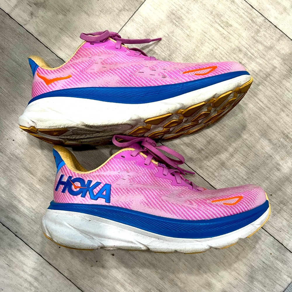 Hoka Clifton 9 Women’s Pink Running Shoes Size 8